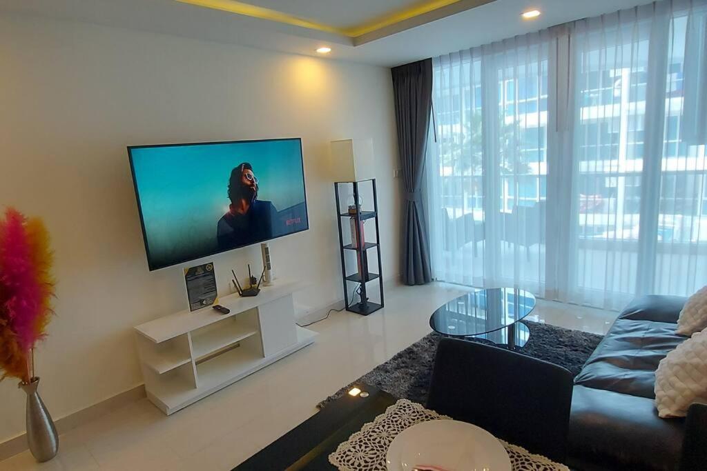 Grand Avenue, Luxury Suite, 72Sqm Pool View With Lounge Area Pattaya Exterior photo
