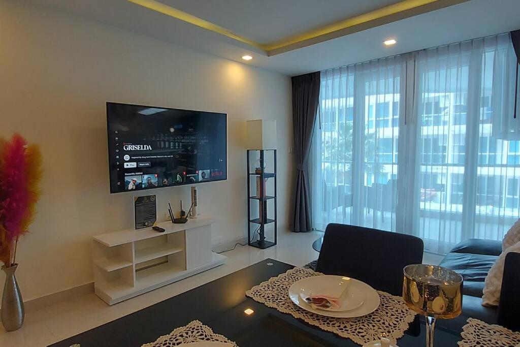 Grand Avenue, Luxury Suite, 72Sqm Pool View With Lounge Area Pattaya Exterior photo