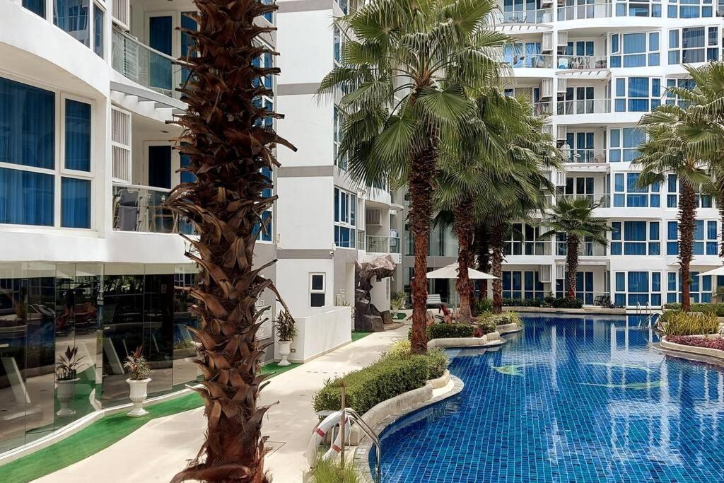 Grand Avenue, Luxury Suite, 72Sqm Pool View With Lounge Area Pattaya Exterior photo