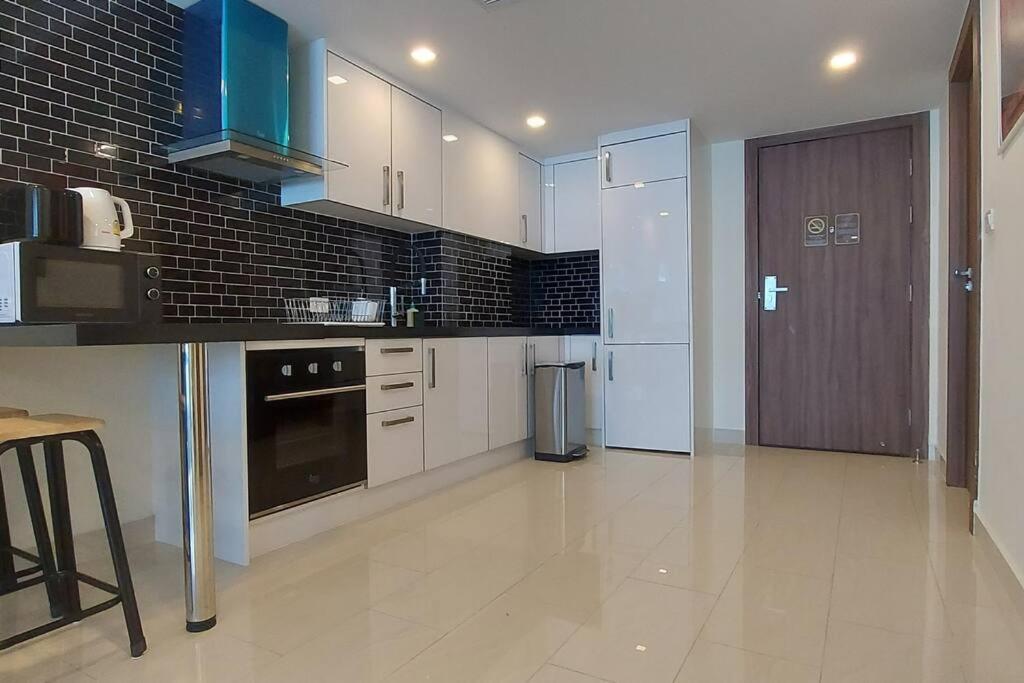 Grand Avenue, Luxury Suite, 72Sqm Pool View With Lounge Area Pattaya Exterior photo